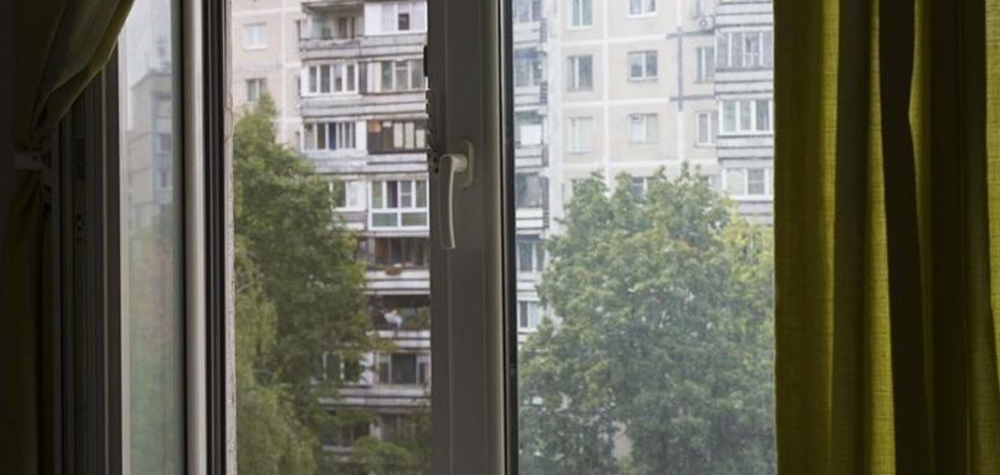 На Київщині за добу двоє дітей випали з вікон багатоповерхівок: один малюк загинув