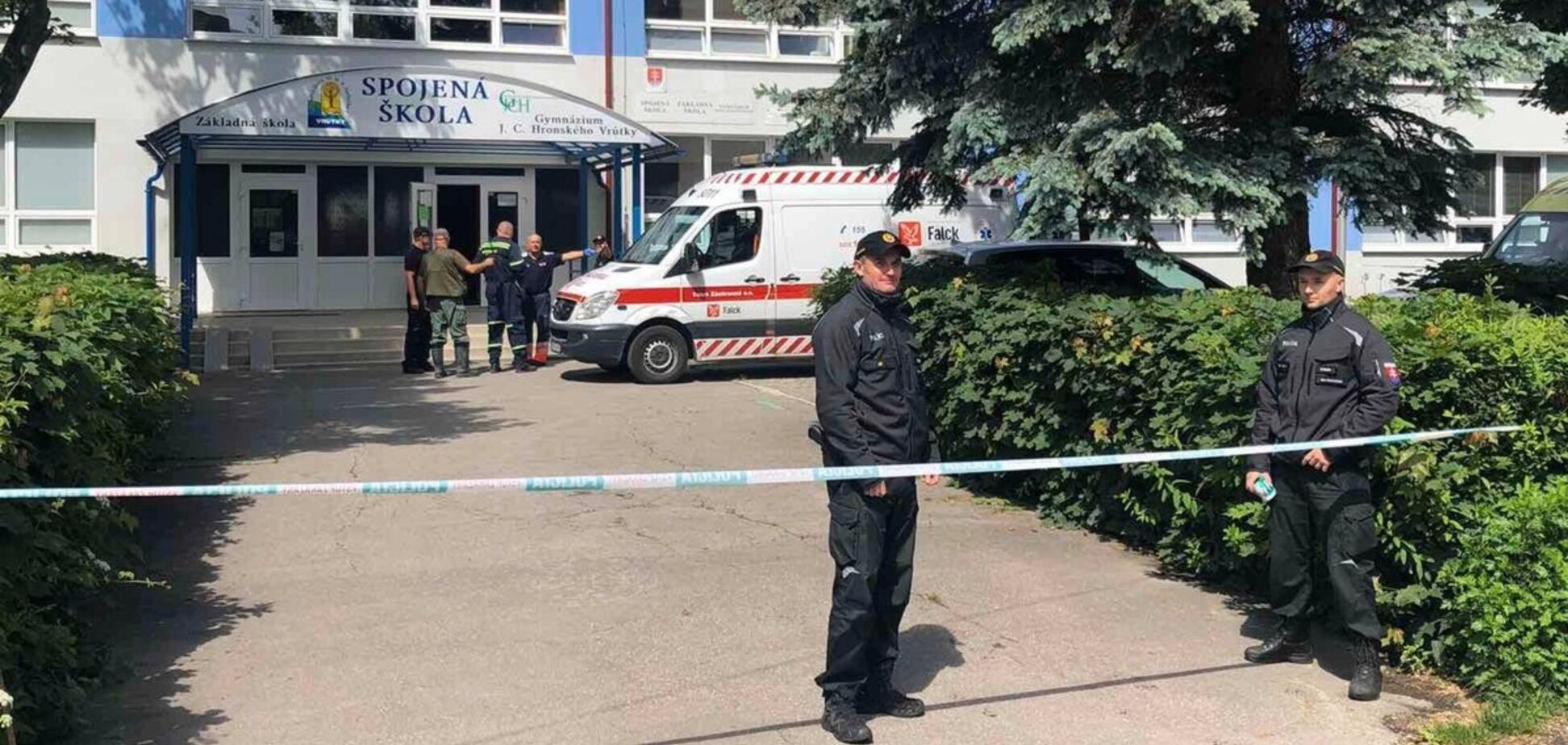 У Словаччині чоловік з ножем напав на школу: є загиблий та поранені діти. Фото і відео