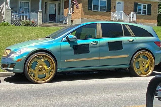 На фото попал, возможно, самый странный в мире Mercedes