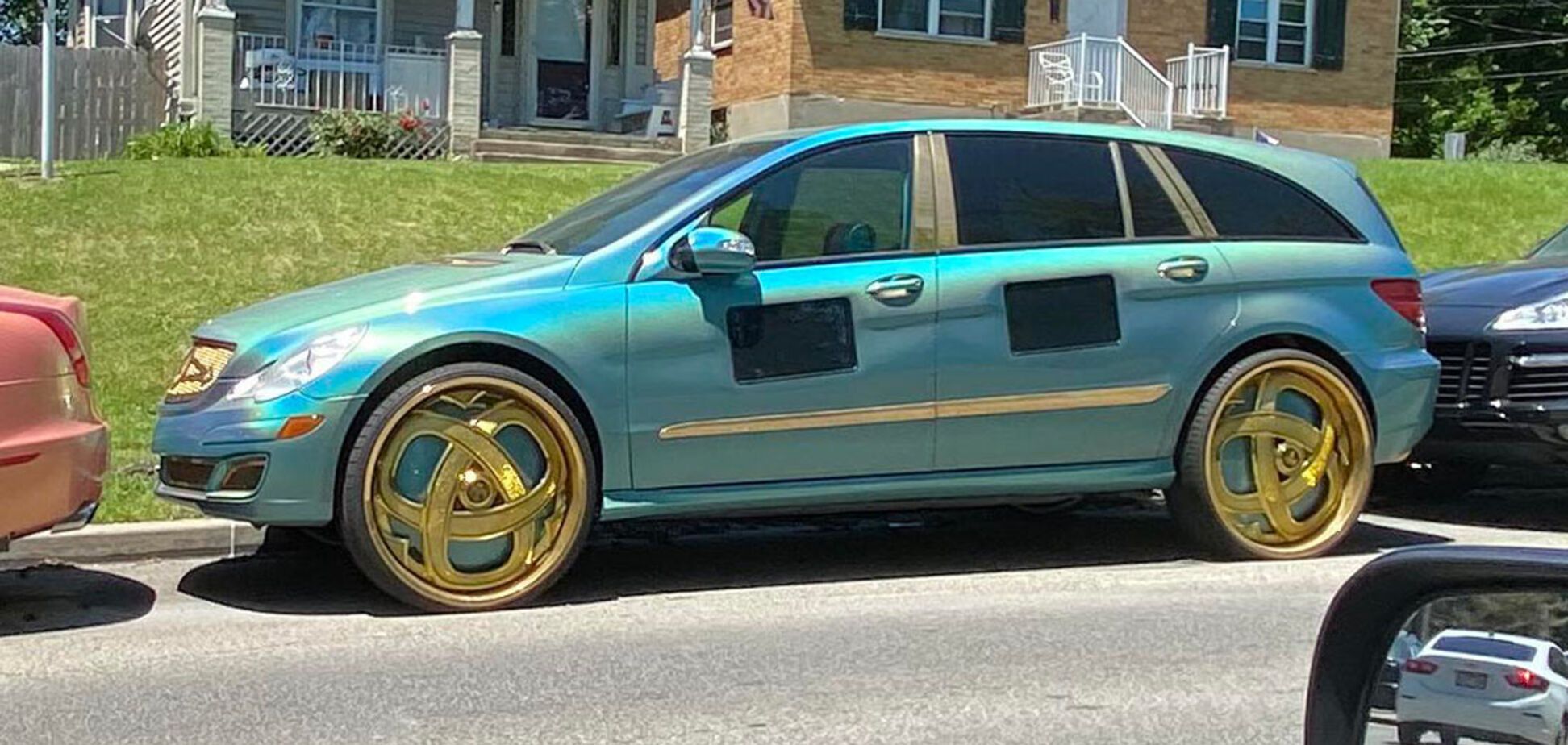 На фото попал, возможно, самый странный в мире Mercedes