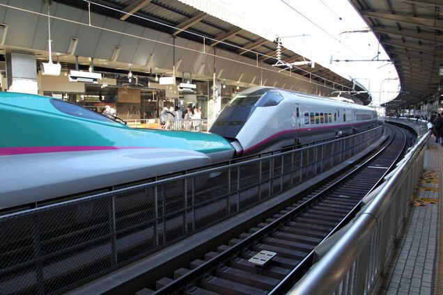 В Токио сошел с рельсов пассажирский поезд