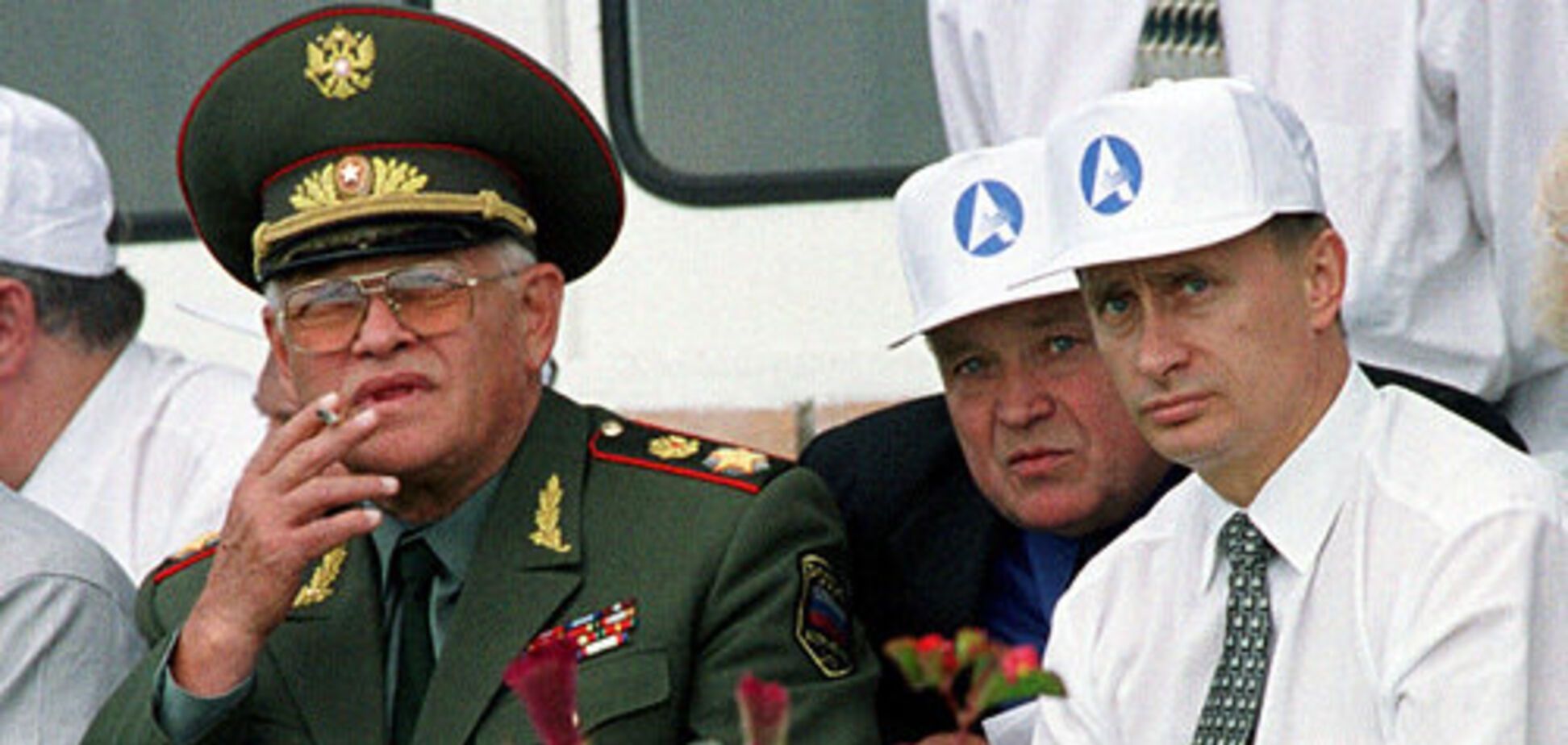 Архивное фото молодого Путина в кепке рассмешило сеть