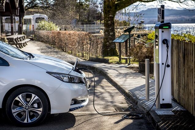 Скільки виробники заробляють на електромобілях