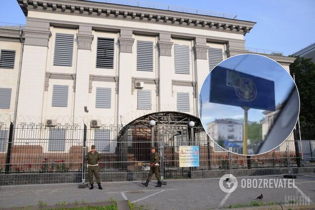 Герб контрразведки СБУ разместили перед консульствами РФ во Львове, Киеве и Одессе