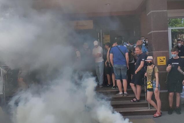 Избрание меры пресечения Стерненко перенесли: под судом произошли стычки