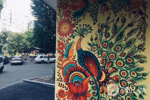 В Днепре художница украсила двор петриковской росписью: работы поражают