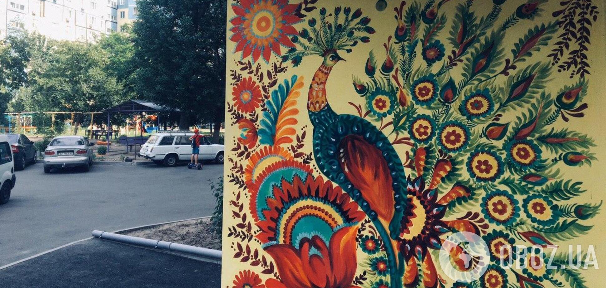 В Днепре художница украсила двор петриковской росписью: работы поражают