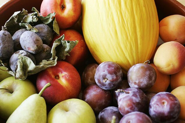 Дієтологиня назвала фрукти та овочі, які не потрібно чистити