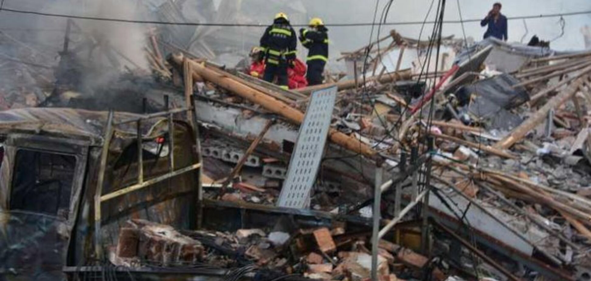 У Китаї вибухнув бензовоз і пролетів над будинками: 19 загиблих, більш ніж сотня постраждалих. Фото та відео 18+