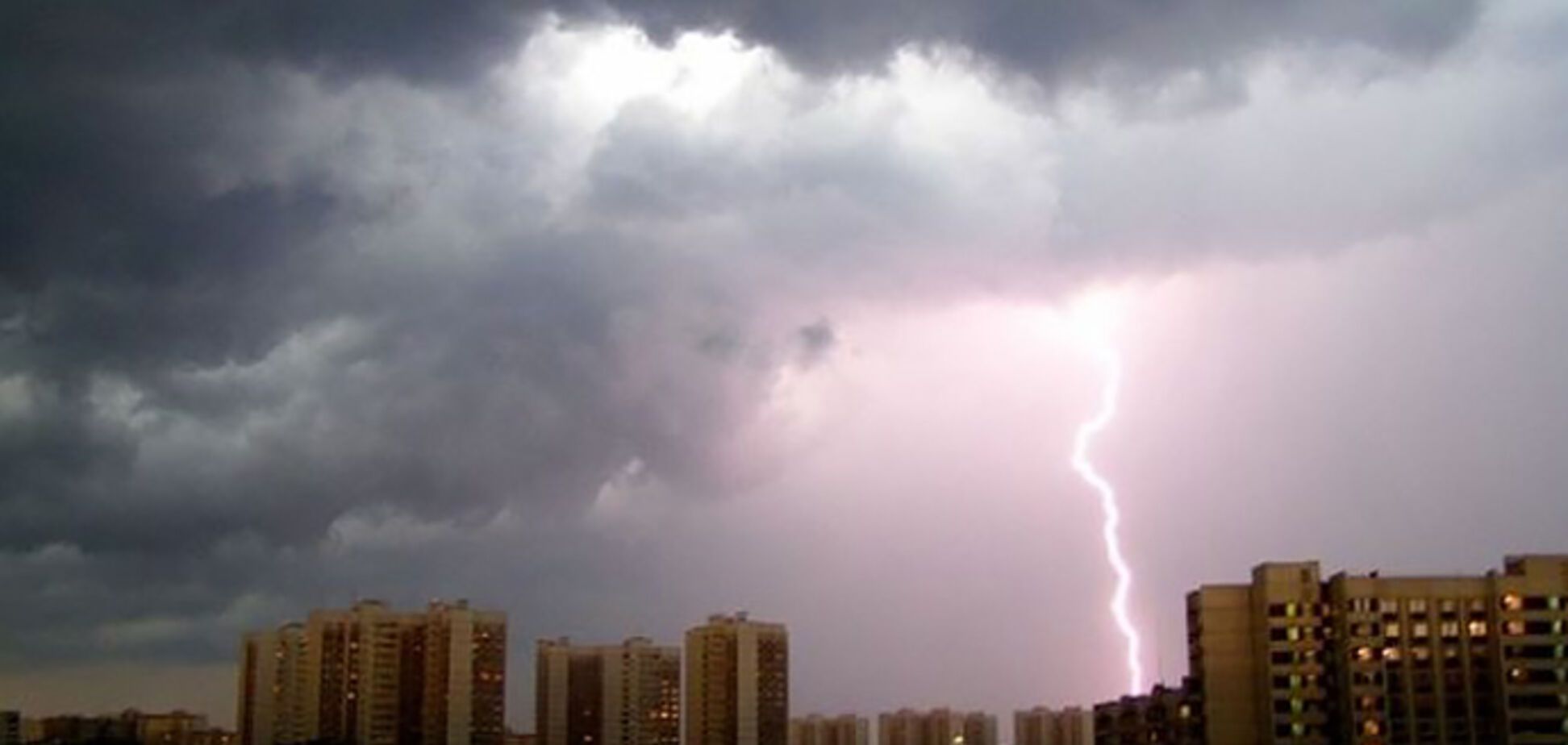Град і гроза: на Дніпропетровщині оголосили штормове попередження