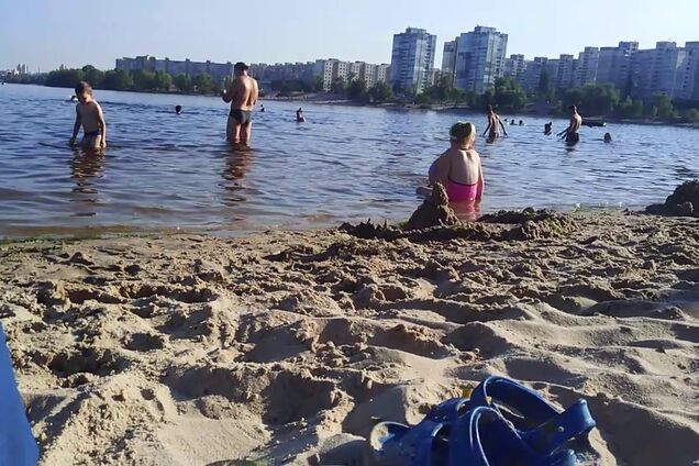 У Києві потонула дитина на популярному пляжі: кадри з місця НП 18+