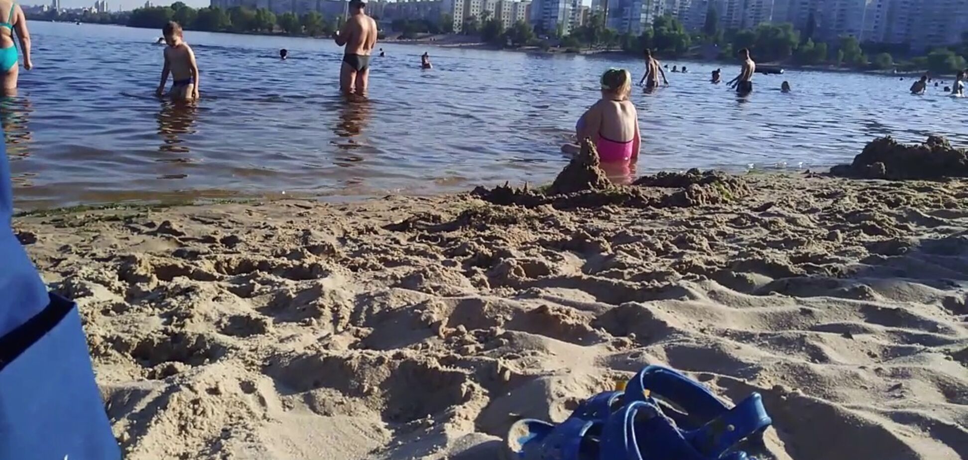 В Киеве утонул ребенок на популярном пляже: кадры с места ЧП 18+