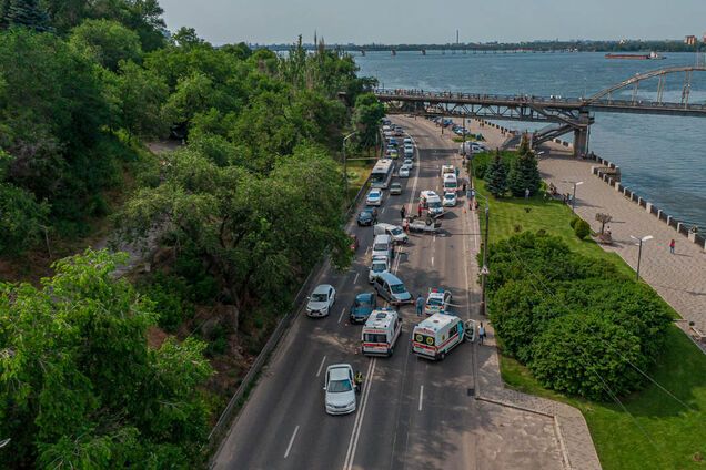 У Дніпрі на набережній перекинувся мікроавтобус: постраждали три людини. Фото