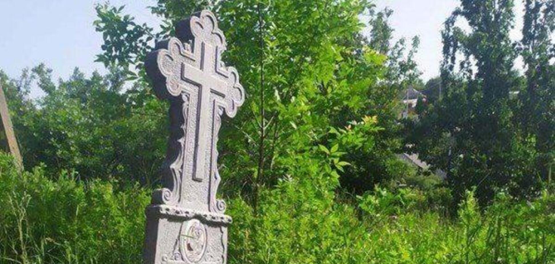 В Днепре мужчина поставил надгробную плиту своим живым соседям. Фото