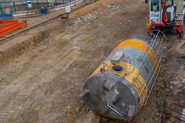 В Днепре рухнул огромный металлический резервуар с водой на стройплощадке метро. Видео