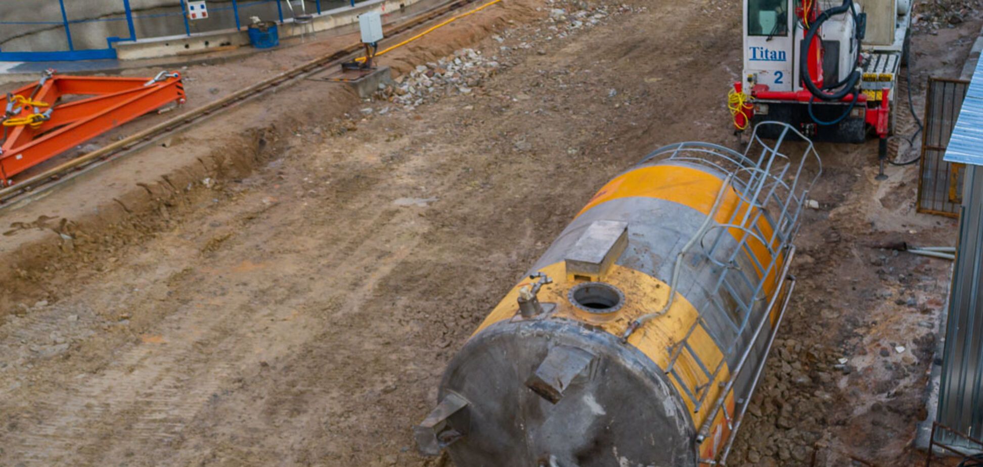 В Днепре рухнул огромный металлический резервуар с водой на стройплощадке метро. Видео