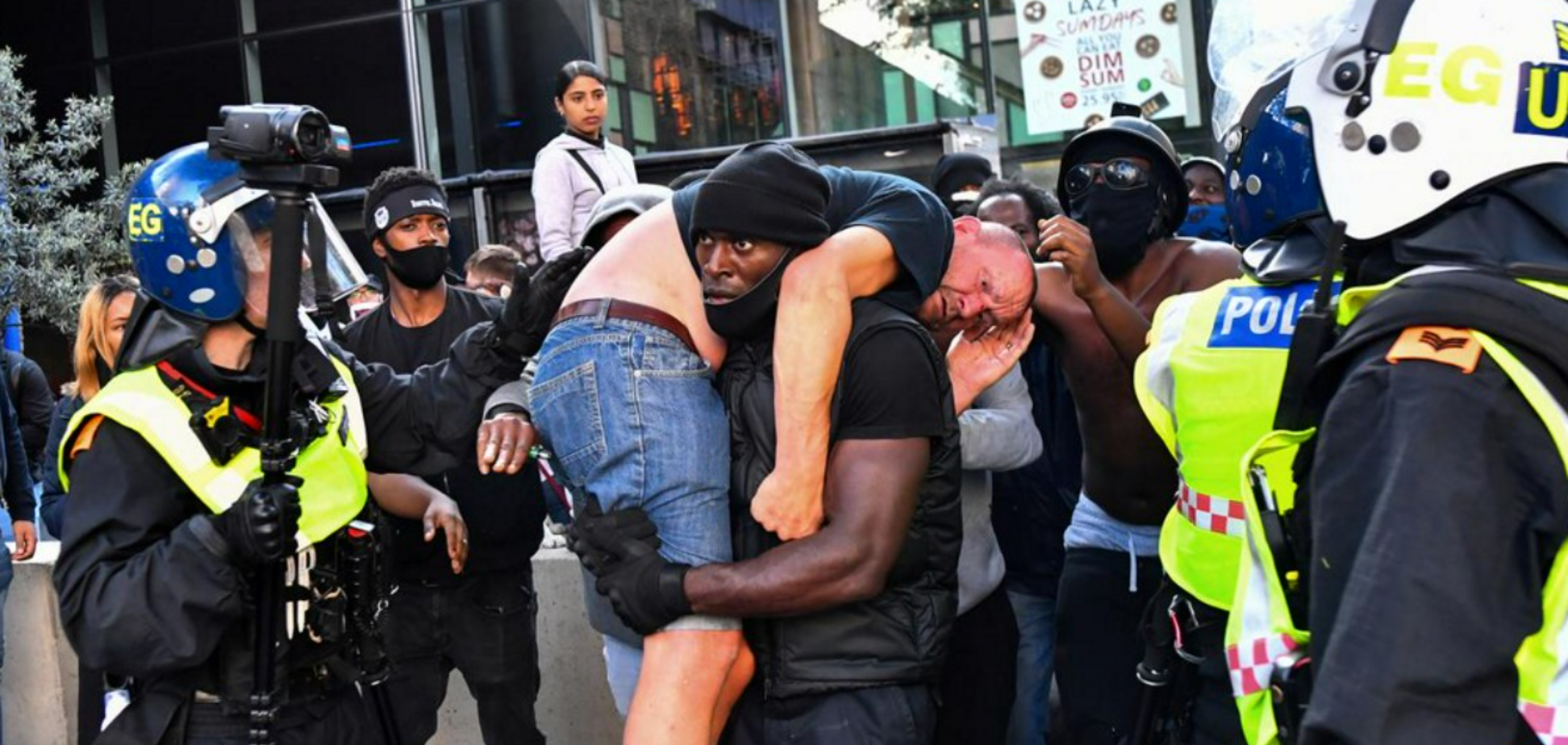 В Лондоне произошли жесткие стычки с полицейскими: опубликованы фото и видео