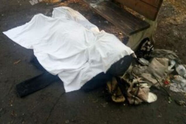 У Дніпрі біля лікарні знайшли тіло чоловіка з урною на голові. Фото 18+