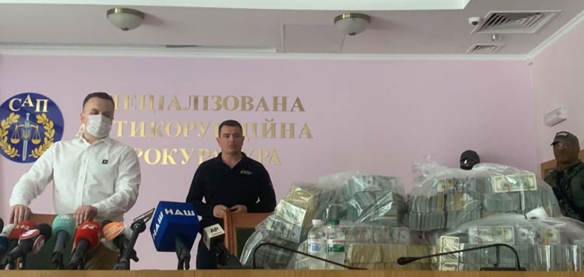 Супервзятка в $ 6 млн долларов: как Налоговая 'крышует' 'скрутки' при Зеленском