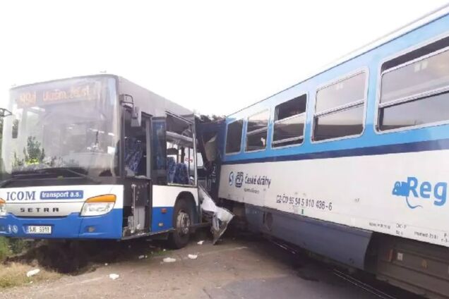 В Чехии поезд протаранил автобус с пассажирами: пострадали 10 человек. Фото