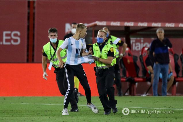 Фанат в майці Мессі вибіг на поле під час гри 'Барселони' без глядачів