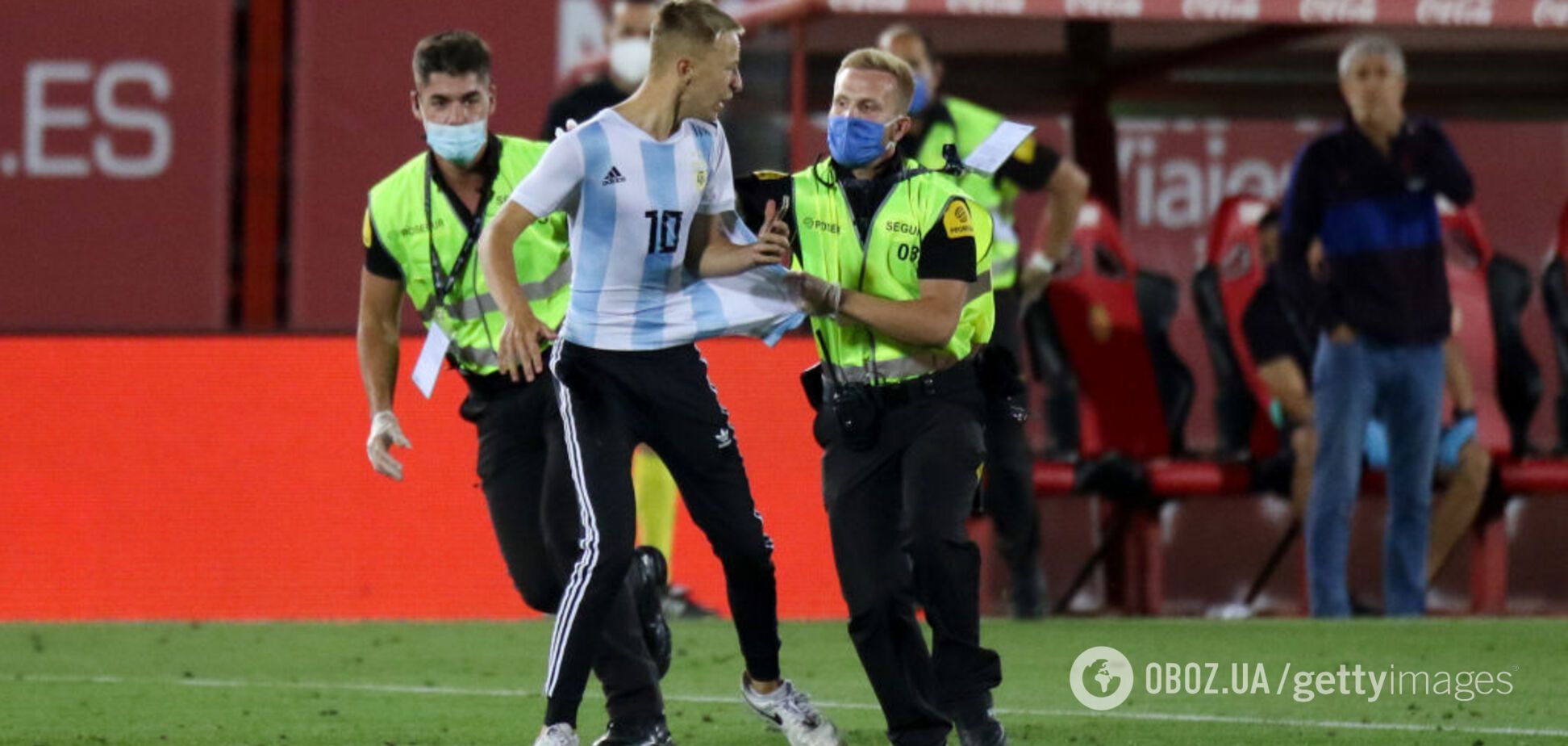 Фанат в майці Мессі вибіг на поле під час гри 'Барселони' без глядачів