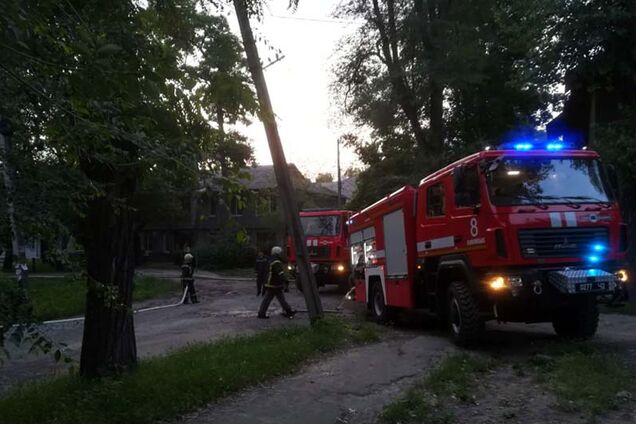 У Кам'янському повністю згорів багатоквартирний будинок: мешканцям доставляють воду і продукти