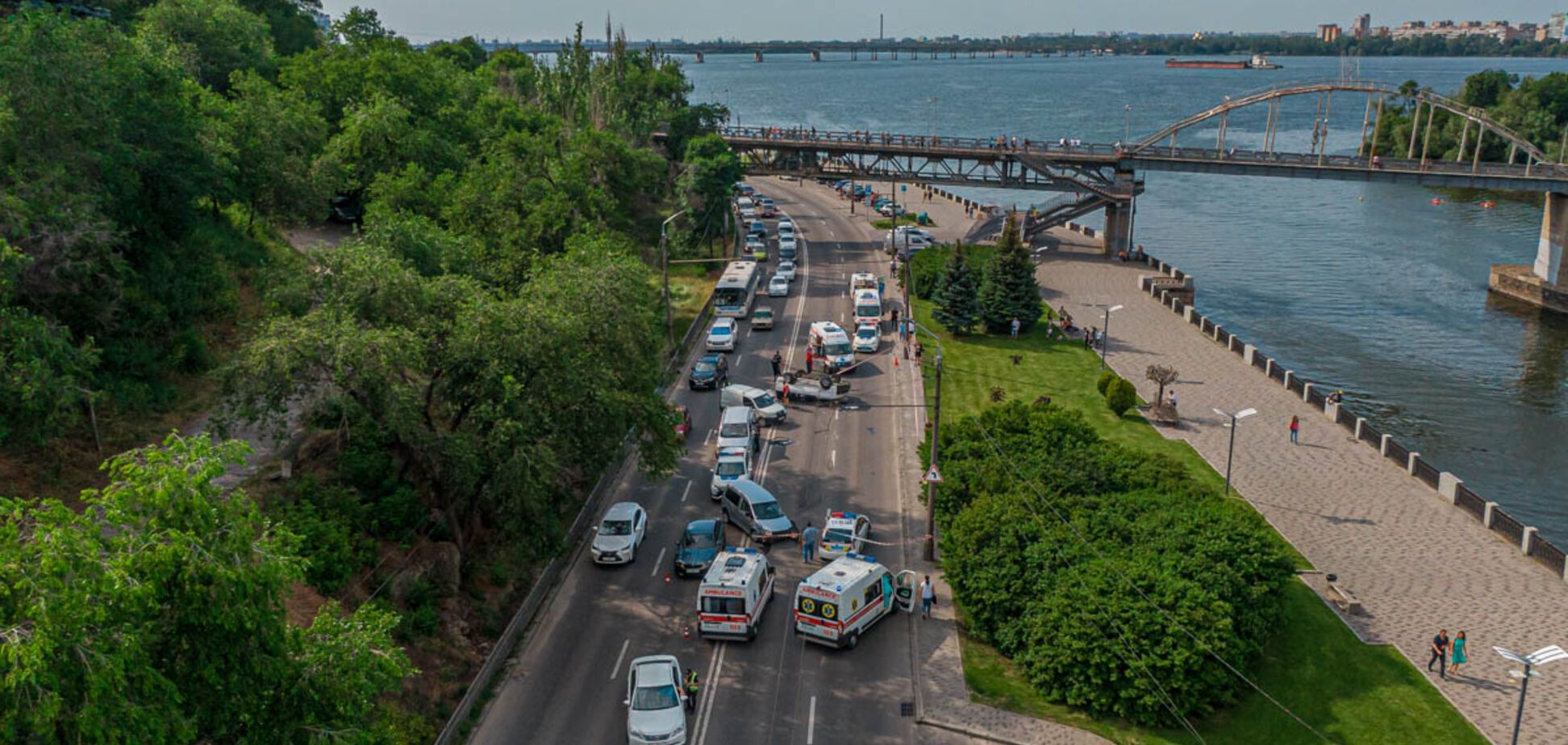 Авария с переворотом на набережной в Днепре: появилось видео столкновения