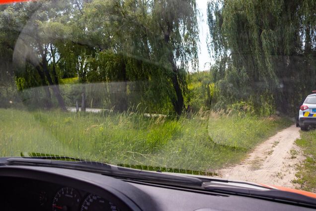 На березі річки в Дніпрі знайшли повішеного чоловіка. Фото 18+