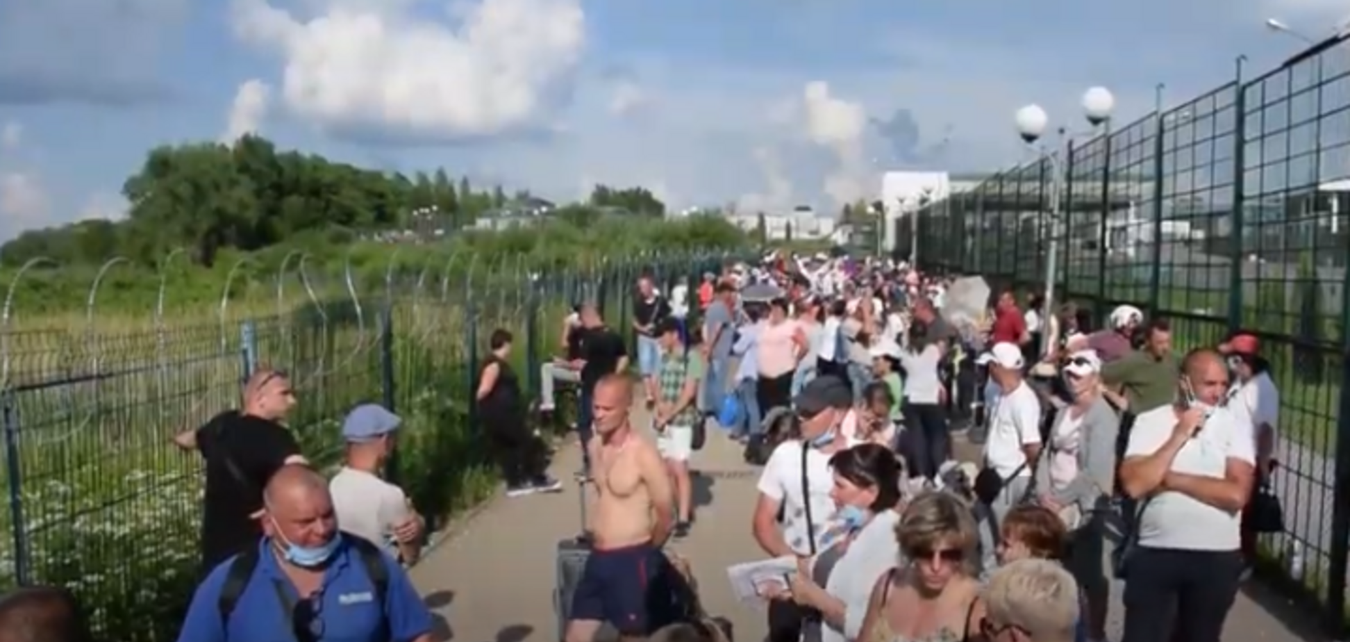 Натовпи на пункті пропуску Шегині