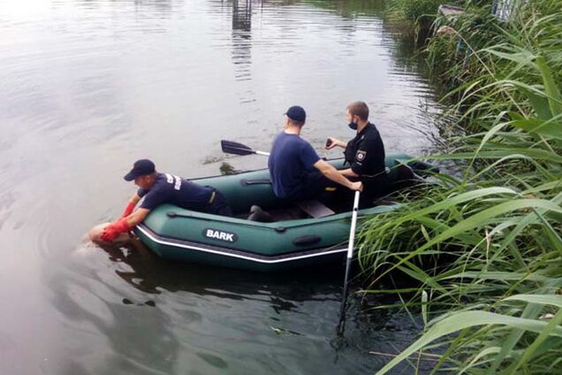 Під Дніпром з річки дістали тіло потонулого чоловіка. Фото 18+