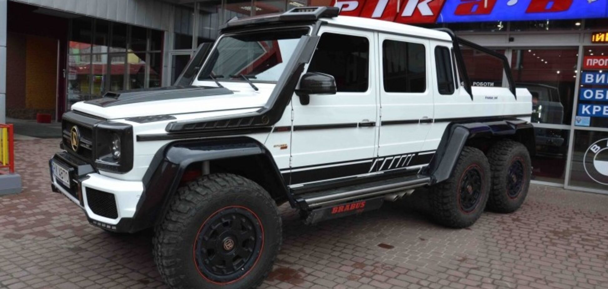 В Україні за 'недорого' продають 6-колісний Гелендваген з ГБО