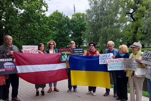 У Європі провели яскраву акцію на підтримку санкцій проти Росії