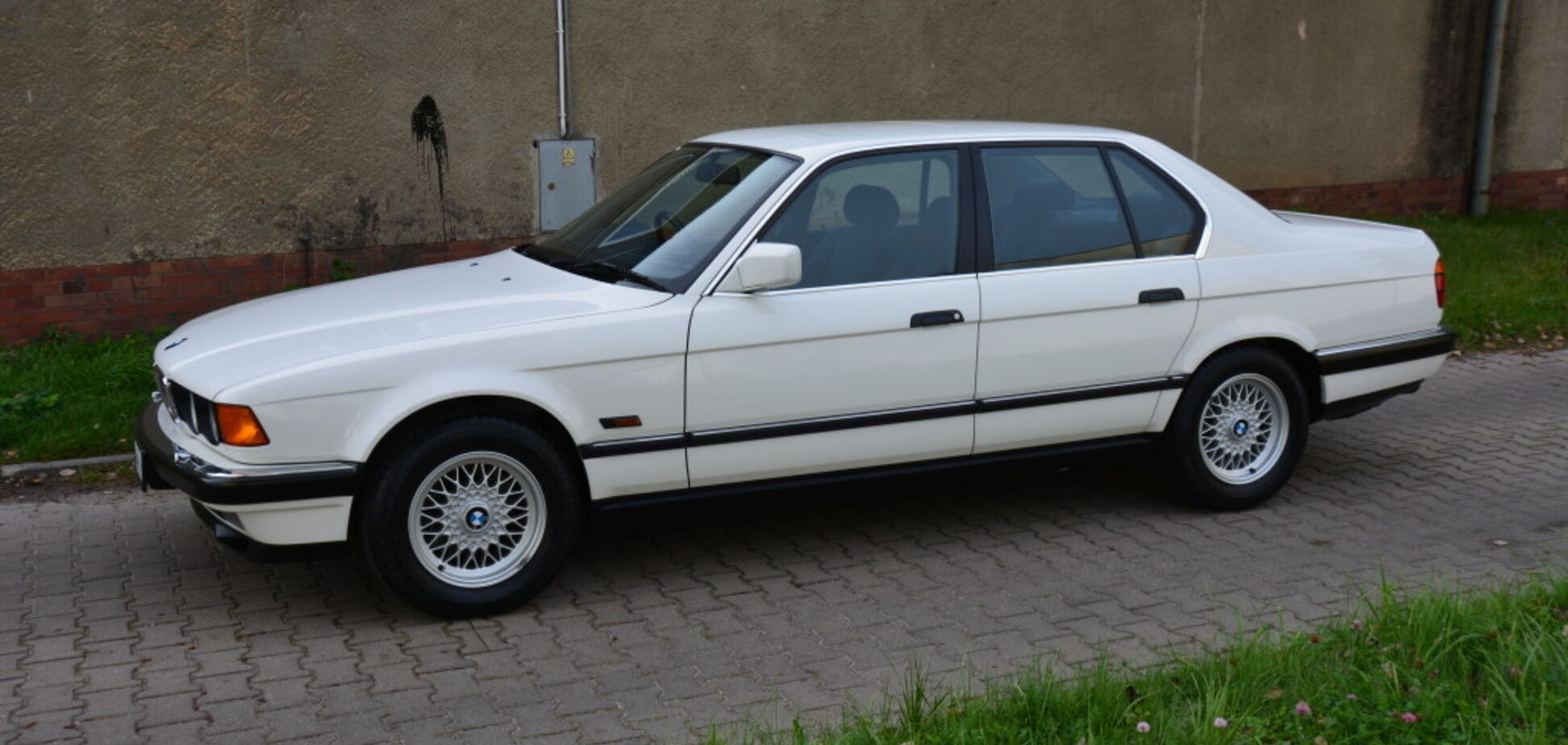Продается BMW 7-Series, которая простояла в автосалоне 23 года