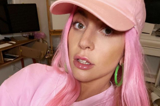 Леди Гагу в обтягивающих лосинах застукали на улице с бойфрендом. Фото