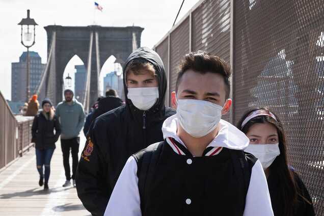 Люди в медичних масках