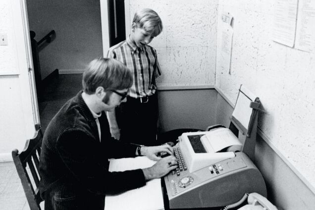 В сети засветили архивное фото, на котором будущие основатели Microsoft тестируют компьютер
