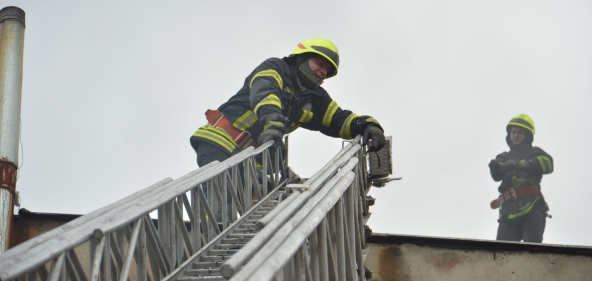 В Днепре вспыхнул масштабный пожар на складах. Фото с места ЧП