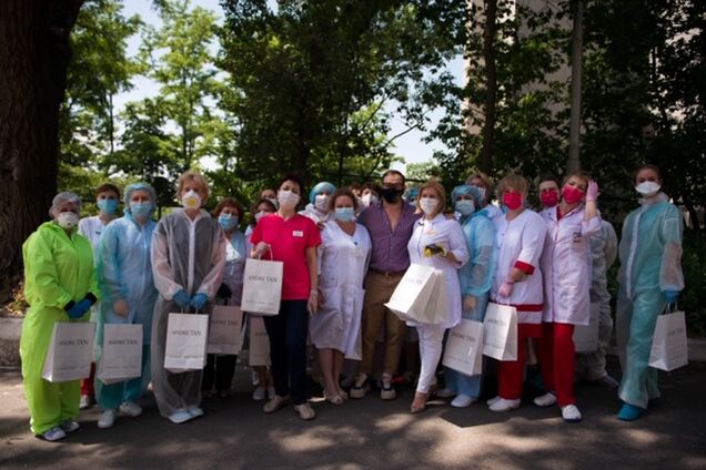 Український дизайнер Андре Тан подякував лікарям і подарував їм сукні