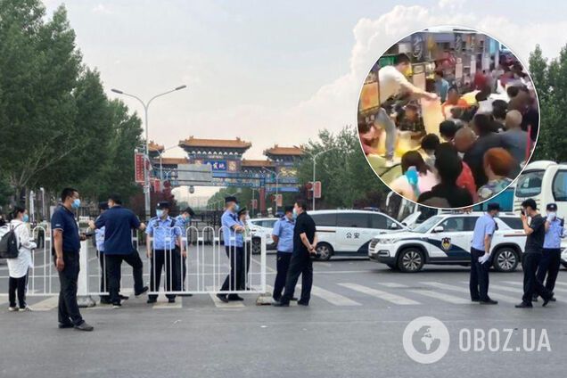 Пекин ввел режим 'военного времени' из-за вспышки COVID-19: люди атаковали супермаркет. Видео