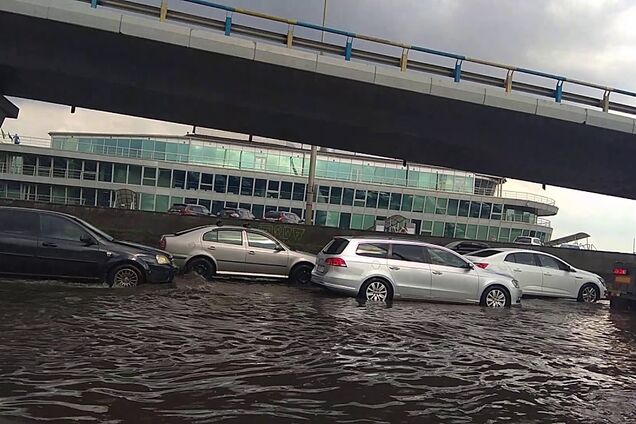 Центр Киева 'ушел' под воду