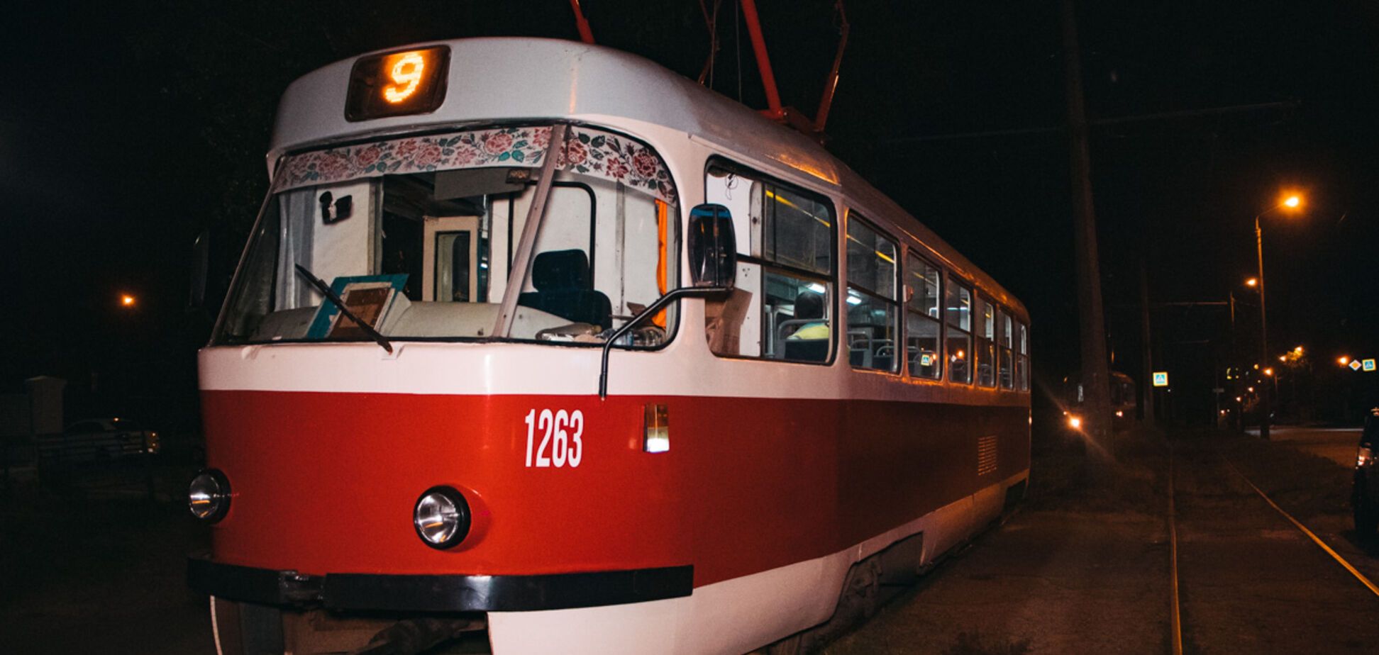 У Дніпрі жінка намагалася накласти на себе руки, кинувшись під трамвай