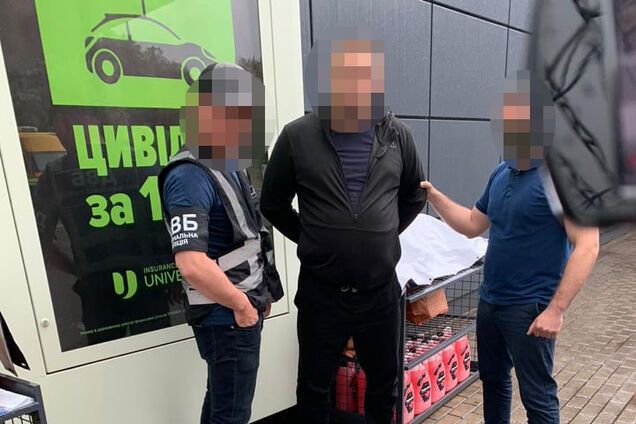 На Днепропетровщине полицейский попался на крупной взятке. Фото задержания