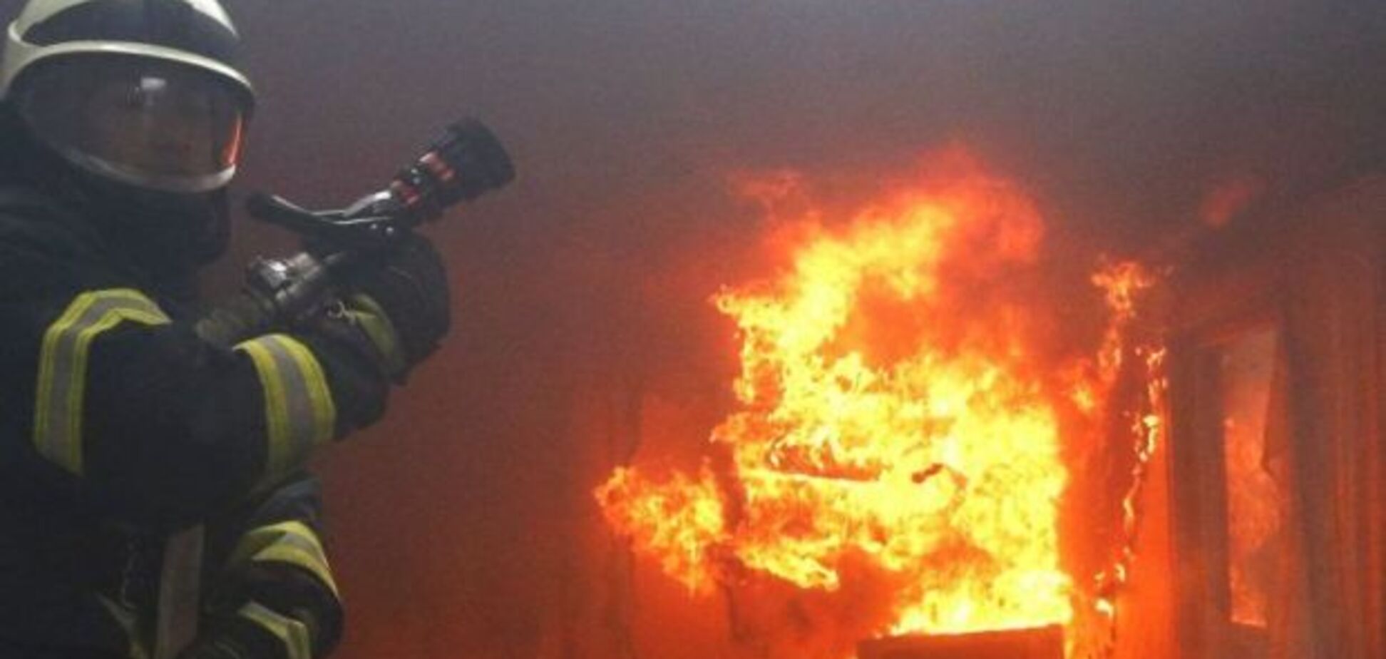 На Днепропетровщине из пожара в многоэтажке спасли мужчину. Фото с места ЧП