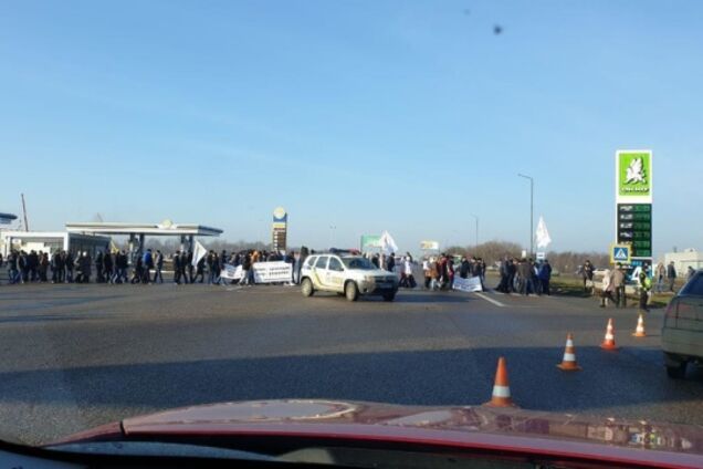 На Днепропетровщине местные жители перекрыли трассу: что требуют