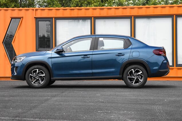 Внедорожный седан Citroen за $12 000 показали на живых фото