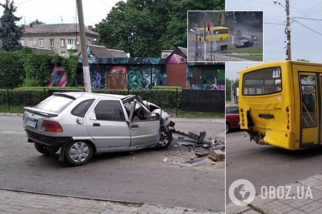 На Днепропетровщине авто на скорости влетело в маршрутку: авария попала на видео