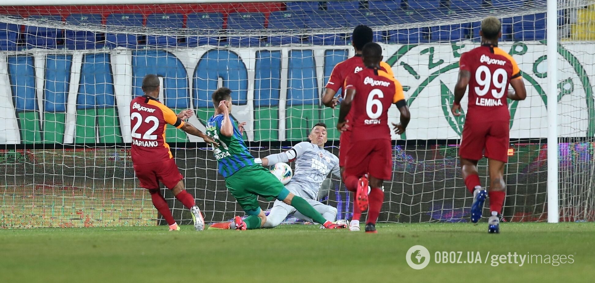 Фернандо Муслера получает травму в матче Галатасарай - Ризеспор