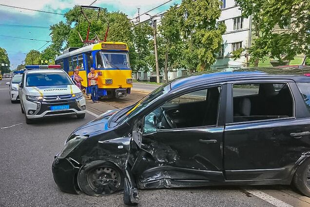 В Днепре в результате столкновения легковушек пострадал мужчина. Фото с места аварии