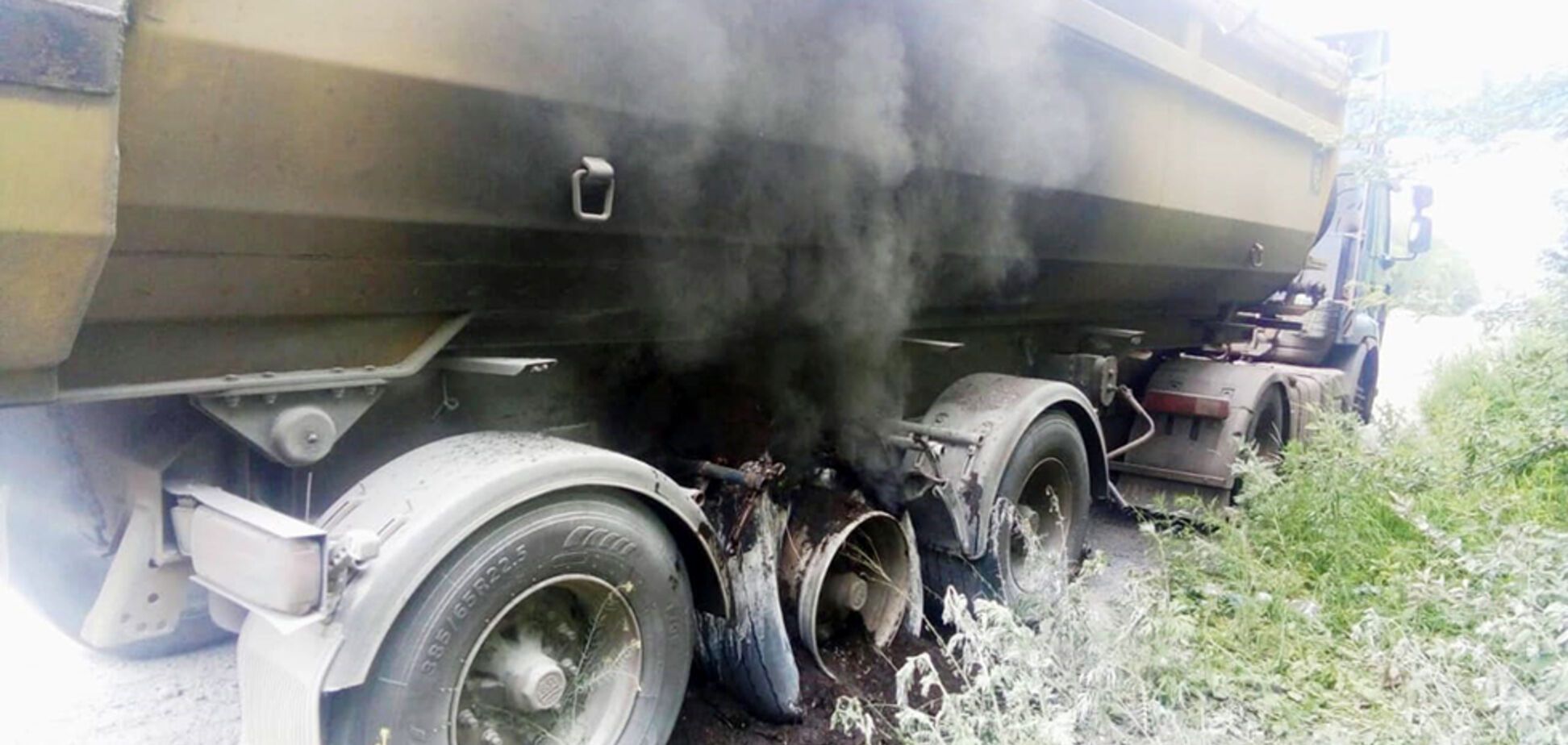 На трассе под Днепром загорелся грузовик. Фото, видео с места ЧП